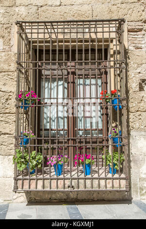 Balcon jaune avec pots de fer forgé et de fleur, Cordoue, Andalousie, Espagne Banque D'Images