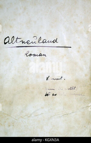 La couverture de la copie manuscrite originale de l'ancien Nouveau Land (allemand: Altneuland ) utopique roman publié par Theodor Herzl, le fondateur du sionisme politique, en 1902. Décrivant la vision d'Herzl pour un état juif dans le pays d'Israël, à l'intérieur des Archives sionistes centrales CZA qui préserve les archives officielles des institutions du mouvement sioniste et de l'Organisation sioniste mondiale, l'Agence juive, Ainsi que les archives du Congrès juif mondial situé à Jérusalem-Ouest Israël Banque D'Images