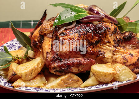 Un poulet rôti avec pommes de terre Banque D'Images