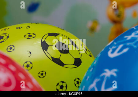 Trois ballons de différentes couleurs, football Banque D'Images