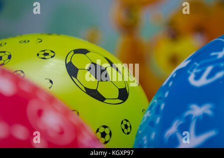 Trois ballons de différentes couleurs, football Banque D'Images