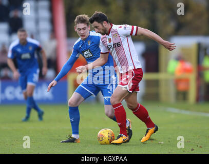 Chris Wheldale de Stevenage (à droite) et Elliott Hewitt de Notts County se battent pour le ballon lors du match de Sky Bet League Two au Lamex Stadium, Stevenage. Banque D'Images