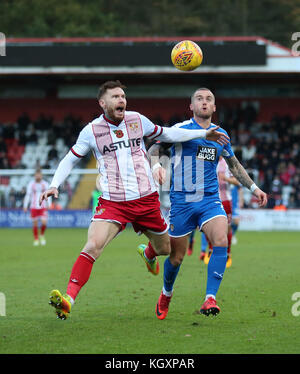 Jack King de Stevenage (à gauche) et Lewis Alessandra de Notts County se battent pour le ballon lors du match de Sky Bet League Two au Lamex Stadium de Stevenage. Banque D'Images