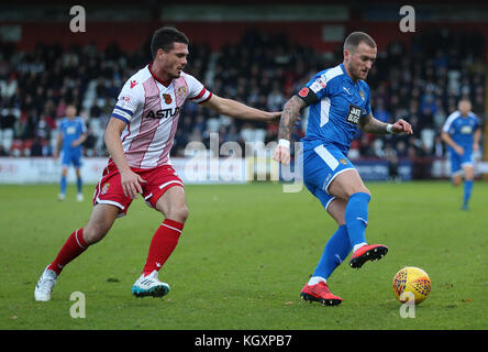 Ronnie Henry de Stevenage (à gauche) et Lewis Alessandra de Notts County se battent pour le ballon lors du match de Sky Bet League Two au Lamex Stadium de Stevenage. Banque D'Images