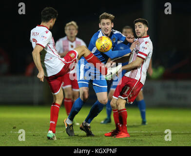 Jonathan Smith (à gauche) et Tom Pett (à droite) de Stevenage défient Elliott Hewitt (au centre) de Notts County pour le match de la Sky Bet League Two au stade Lamex, à Stevenage. Banque D'Images