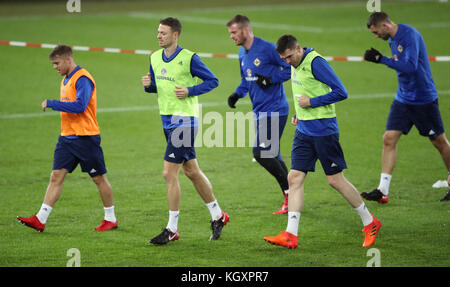 Jamie Ward, Jonny Evans, Chris Brunt, Kyle Lafferty et Gareth McAuley d'Irlande du Nord (de gauche à droite) lors de la séance d'entraînement au St Jakob Park, Bâle. Banque D'Images