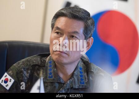 Le président des chefs d'état-major interarmées sud-coréens, Jeong Kyeong-doo, prend la parole lors d'une réunion trilatérale au commandement américain du Pacifique au camp H. M. Smith le 30 octobre 2017 à Aiea, Hawaï. (Photo de Dominique A. Pineiro via Planetpix) Banque D'Images