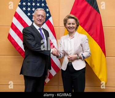 Le ministre américain de la Défense James Mattis (à gauche) rencontre la ministre allemande de la Défense Ursula von der Leyen au siège de l'OTAN le 8 novembre 2017 à Bruxelles, en Belgique. (Photo jette Carr via Planetpix) Banque D'Images