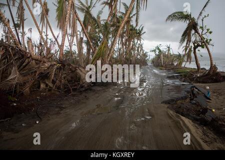 Inondations et routes des dommages à la route 3 entre la Punta Santiago quartiers de humacao et naguabo suite à l'ouragan maria le 5 novembre 2017 à Humacao, puerto rico. (Photo par Andrea Booher via planetpix) Banque D'Images