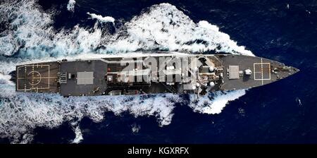 Le destroyer à missiles guidés de classe Arleigh Burke de l'US Navy USS Oscar Austin fait route le 7 novembre 2017 dans l'océan Atlantique. (Photo de Ryan Utah Kledzik via Planetpix) Banque D'Images