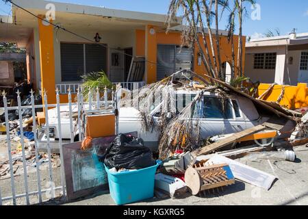 Maisons et véhicules endommagés par les inondations causées par les vagues de marée au lendemain de l'ouragan Maria le 1er novembre 2017 à Humacao, Porto Rico. Banque D'Images