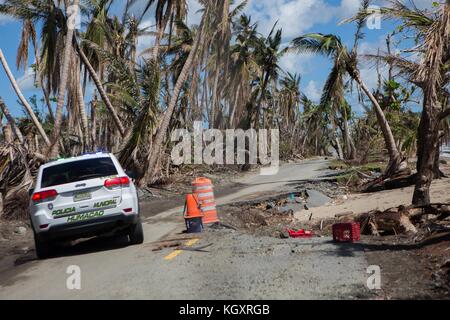 Une route endommagée entre Humacao et Naguabo lors des opérations de secours à la suite de l'ouragan Maria le 1er novembre 2017 à Porto Rico. Banque D'Images