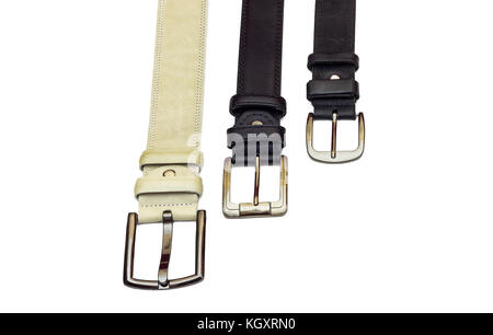 L'une blanche et deux noires cuir ceinture avec fixations différentes se trouvent sur un fond blanc Banque D'Images