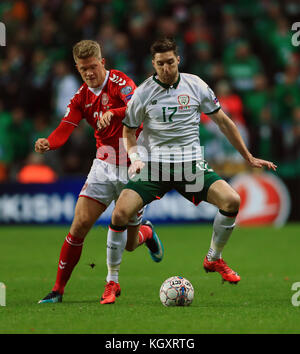 Stephen Ward (à droite) de la République d'Irlande et Andreas Cornelius au Danemark lors de la coupe du monde de la FIFA, lors du match de qualification de première jambe au stade Parken, à Copenhague. Banque D'Images