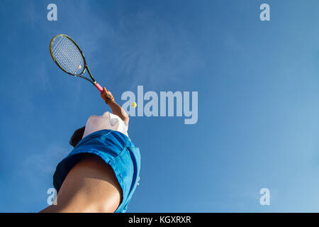 Joueur de tennis professionnel de faire un kick sur cour dans l'après-midi. Banque D'Images