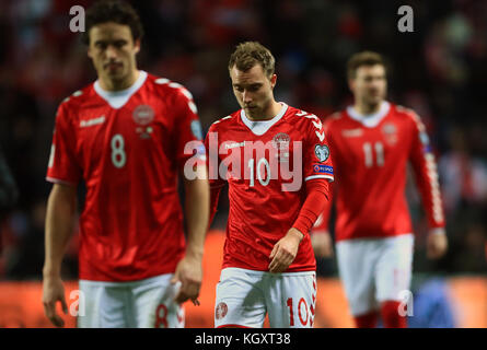 Christian Eriksen au Danemark s'est abattu lors de la coupe du monde de la FIFA, lors du match de qualification de la première jambe au stade Parken, à Copenhague. Banque D'Images