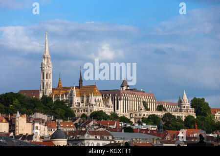 La Hongrie, Budapest, côté Buda de la ville avec l'église Matthias et du bastion des pêcheurs Banque D'Images