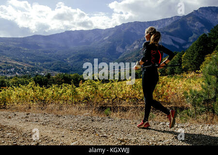 Athlète coureur fille tournant sur Sun Valley Vineyard au cours de Crimée х exécuter Banque D'Images