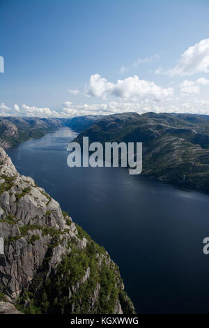 Lysefjord ou lysefjorden est un fjord situé dans le ryfylke dans le sud-ouest de la Norvège. Banque D'Images