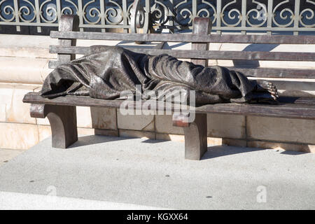 Les sans-abri Jésus sculpture par la cathédrale, le centre-ville de Madrid, Espagne Jésus les sans-abri, est une sculpture en bronze par le sculpteur canadien Timothy Schmalz Banque D'Images