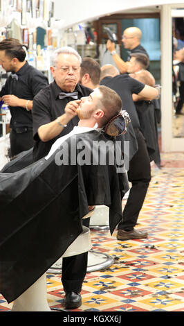 Salon De Coiffure Homme Dêtre Rasé Avec Un Rasoir Fardée