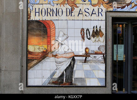 Les carreaux de céramique historique photo sur mur, Horno de Asar, Calle Cava Baja, La Latina, le centre-ville de Madrid, Espagne Banque D'Images