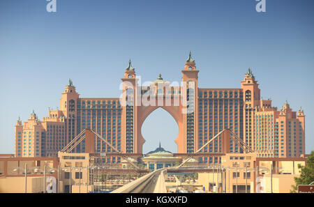 Hôtel de villégiature de luxe sur Palm Island à Dubaï. Atlantis The Palm resort hotel sur fond de ciel bleu. Banque D'Images