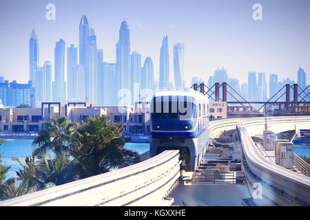 Le tramway moderne à Dubaï. Tramway passer de dubai downtown à Palm Island. Banque D'Images