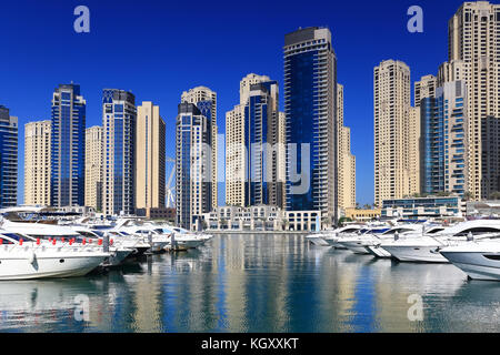 Bloc résidentiel de luxe avec marina. blanc disponibles à Marina Bay, sur l'arrière-plan les gratte-ciel du quartier de Marina Bay de luxe à Dubaï sur une journée ensoleillée. real e Banque D'Images