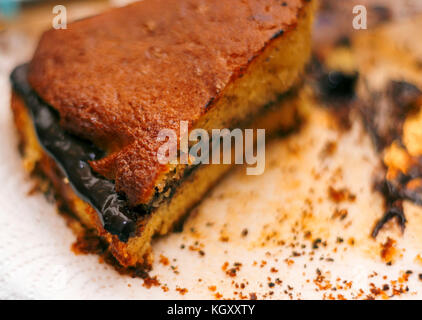 Close up de restes de gâteau avec la crème au chocolat et des miettes sur une serviette en papier blanc Banque D'Images