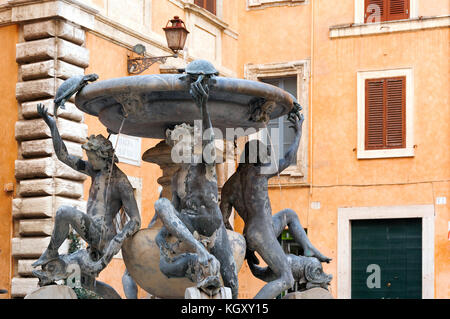 La Fontana delle tartarughe (la fontaine des tortues marines) est une fontaine de la fin renaissance italienne, situé sur la piazza mattei, Rome, Italie Banque D'Images