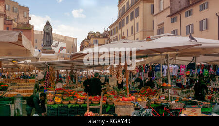 Rome, Italie, 11 février 2017 : marché alimentaire traditionnel en plein air de Campo de fiori (champs de fleurs) à Rome, Italie Banque D'Images