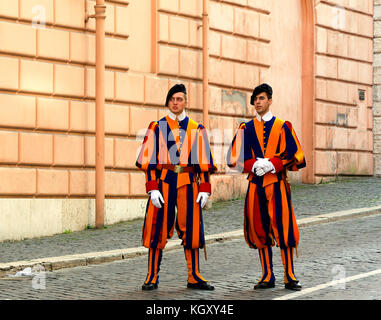 Rome, Italie, 11 février 2017 : deux gardes suisses, vêtus de l'uniforme dans la ville du vatican, Banque D'Images