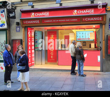 Bureau de change de l'argent change meilleur et rapide boutique dans le centre-ville de Madrid, Espagne Banque D'Images