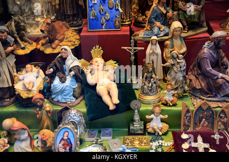 Angel Perez neveux boutique qui vend des objets religieux, Calle Postas, centre-ville de Madrid, Espagne Banque D'Images