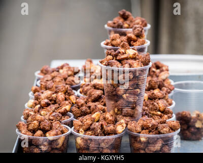 Arachides Noix enrobées de caramel grillé à la vente à un vendeur de rue dans le centre de Londres Banque D'Images