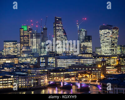 Toits de Londres - City of London Skyline - paysage urbain La ville de London Financial District au crépuscule Banque D'Images