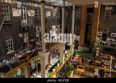 Une vue sur l'intérieur de la maison de ville Powerscourt shopping arcade à Dublin, Irlande Banque D'Images