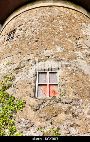 Fenêtre rectangulaire dans le côté de Melin wynt y craig moulin à Llangefni, Anglesey, un ancien moulin, maintenant un téléphone mobile tour de communication Banque D'Images