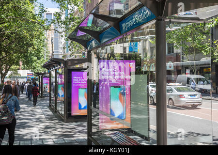 Arrêt de bus de la gare de Wynyard sur York Street dans le centre-ville de Sydney, Nouvelle Galles du Sud, Australie Banque D'Images