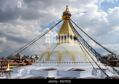 Stupa boudhanath à Katmandou est l'un des plus grands stupas bouddhistes dans le monde. construite sur une ancienne route commerciale du tibet autour de la 14e siècle. Banque D'Images