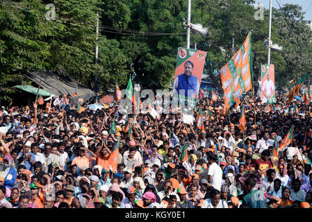 Un très grand nombre d'activiste du bjp état partie différents participent à la manifestation avec une affiche, banderole et Drapeau dans kolkata. bharatiya Janta Party (BJP) est titulaire d'un meeting de protestation contre la politique d'apaisement de la trinamool congress et exigeant le rétablissement de la démocratie au niveau de l'Etat le 10 novembre 2017 à Kolkata. (Photo de saikat paul/pacific press) Banque D'Images