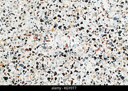 Multi-couleur de petites pierres plates sur un fond gris. Banque D'Images