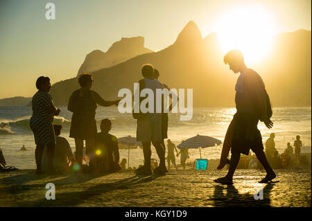 Rio de Janeiro - mars 20, 2017 : les gens se sont réunis à regarder le coucher du soleil à arpoador, une activité estivales les plus populaires pour les habitants et les touristes. Banque D'Images