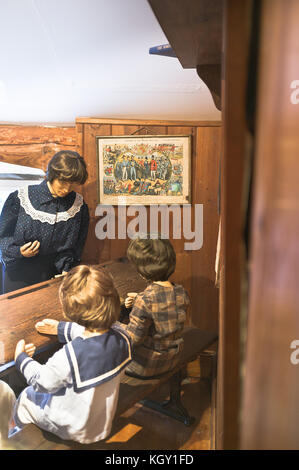 dh Folk Costume Museum SAUMAREZ PARK GUERNESEY Guernesey école musée salle de classe exposition victorian enfants chambre enfant Banque D'Images