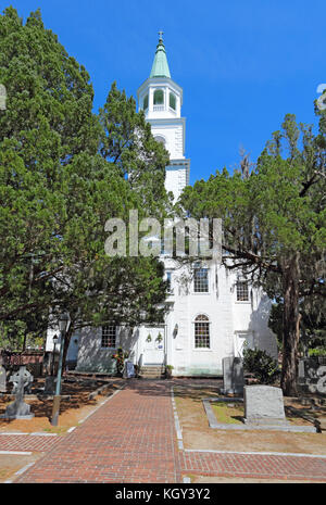 Beaufort, Caroline du Sud - 16 avril 2017 : bâtiment principal, spire et une partie du cimetière à l'église paroissiale de Saint Helena. Le bâtiment actuel date Banque D'Images