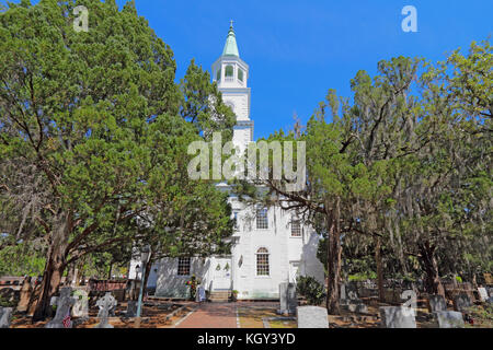 Beaufort, Caroline du Sud - 16 avril 2017 : bâtiment principal, spire et une partie du cimetière à l'église paroissiale de Saint Helena. Le bâtiment actuel date Banque D'Images