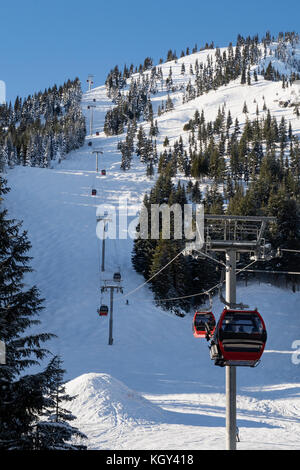 Remontée mécanique. Froide journée d'hiver. La neige sur la pente de ski de montagne. Banque D'Images