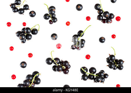 Les baies de cassis et de groseille rouge isolé sur fond blanc. mise à plat, vue du dessus Banque D'Images