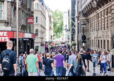 La foule Villiers street, Charing Cross, Londres gare dimanche après-midi. Banque D'Images